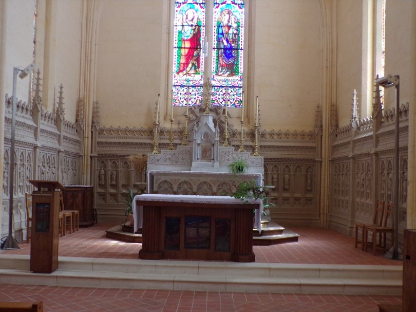 Salles d'Angles - L'église Saint-Maurice - L'autel (22 août 2016)