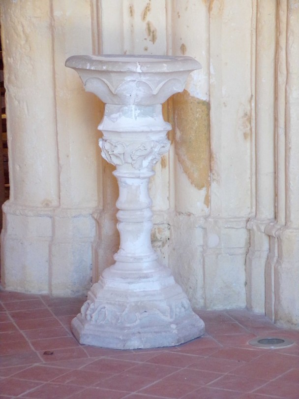 Salles d'Angles - L'église Saint-Maurice - Un bénitier (3 avril 2017)