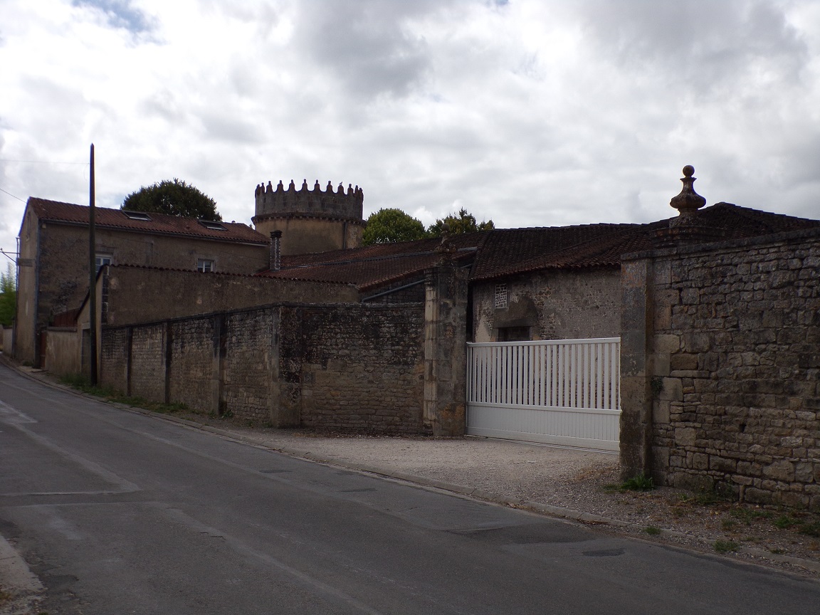 Triac-Lautrait - Le château de Triac (18 août 2016)