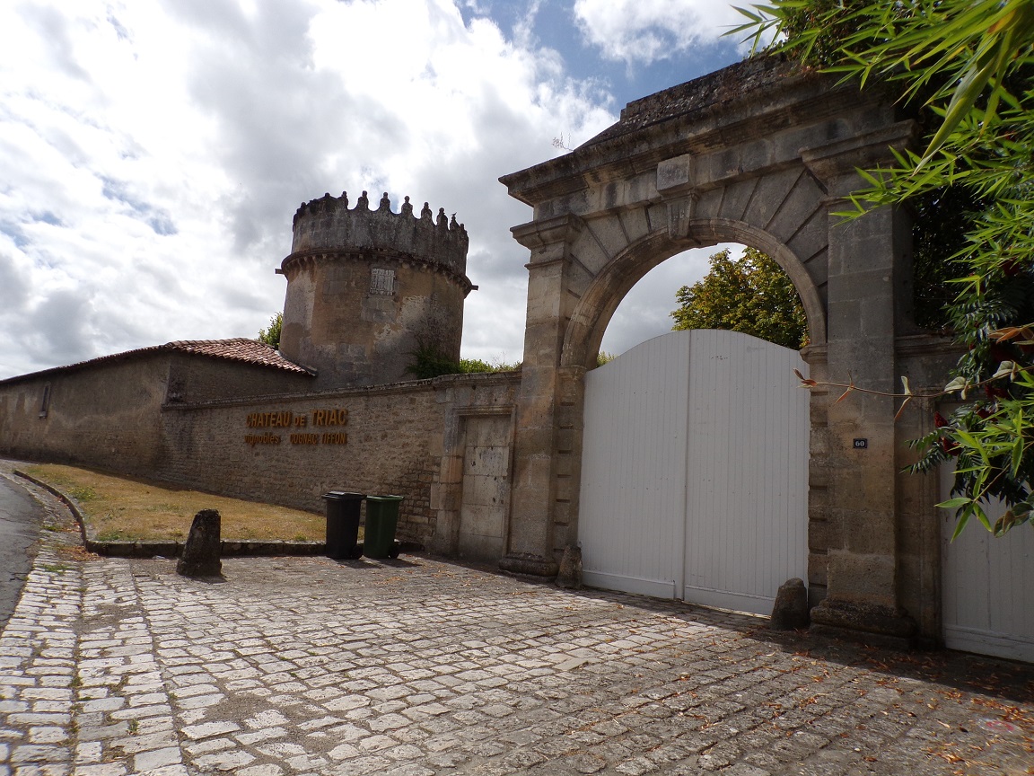 Triac-Lautrait - Le château de Triac (18 août 2016)