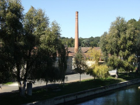 Verrerie Claude Boucher, puis Société des verreries de Cognac et de Carmaux, puis Saint-Gobain emballage, actuellement Cognac Otard et Ets Jouinot (28 septembre 2015)