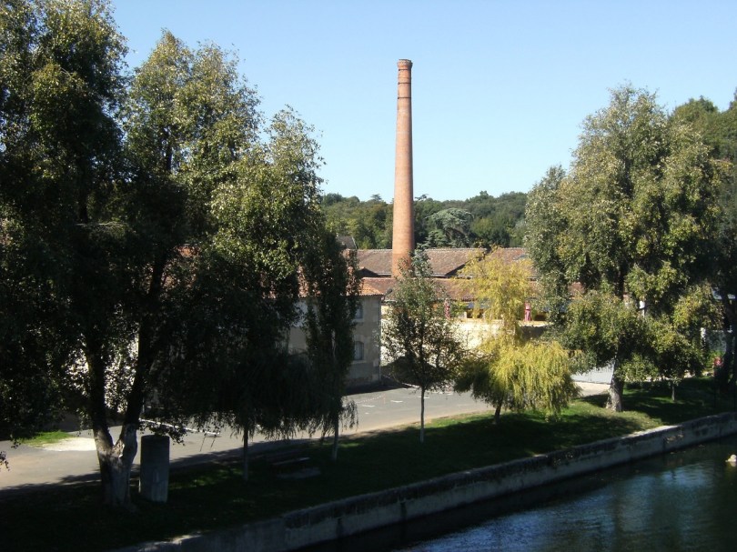 Verrerie Claude Boucher, puis Société des verreries de Cognac et de Carmaux, puis Saint-Gobain emballage, actuellement Cognac Otard et Ets Jouinot (28 septembre 2015)