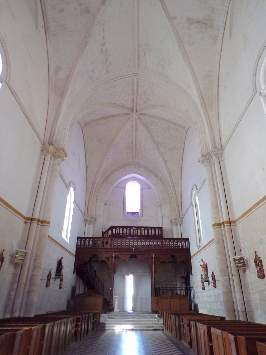 Pérignac - L'église Saint-Pierre - Vue de l'autel (21 août 2019)