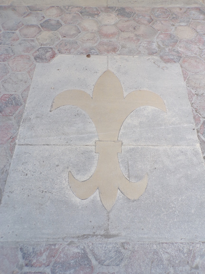 Angeac-Champagne – L'église Saint-Vivien - Fleur de lys devant la porte d'entrée (13 mai 2019)