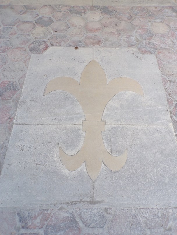 Angeac-Champagne – L'église Saint-Vivien - Fleur de lys devant la porte d'entrée (13 mai 2019)