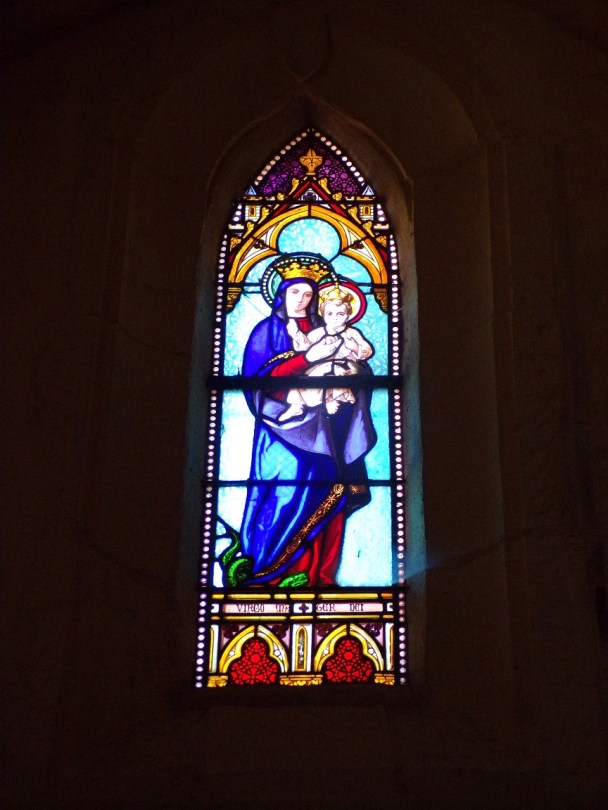 Angeac-Champagne - L'Eglise Saint-Vivien - Le vitrail 'La Vierge à l'Enfant - Virgo Mater Dei' (13 mai 2019)