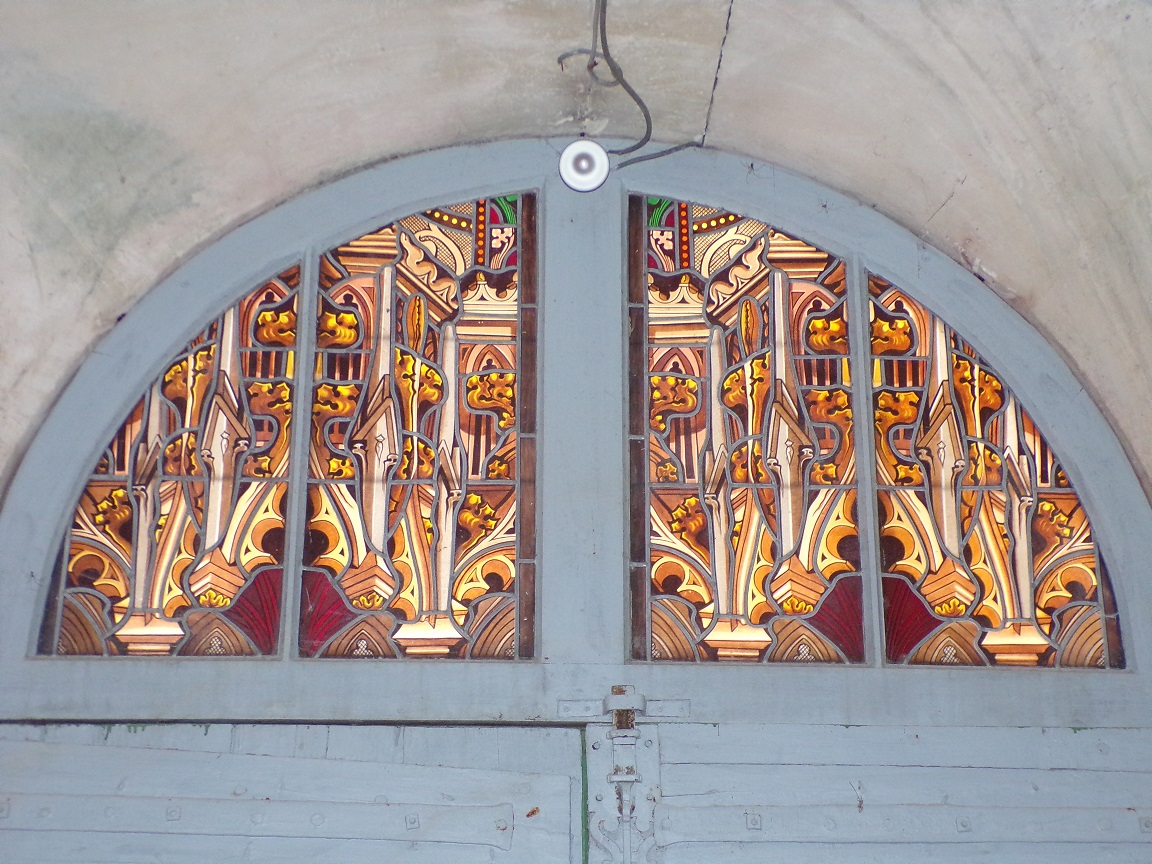 Angeac-Champagne - L'Eglise Saint-Vivien - Le vitrail au-dessus de la porte d'entrée (13 mai 2019)