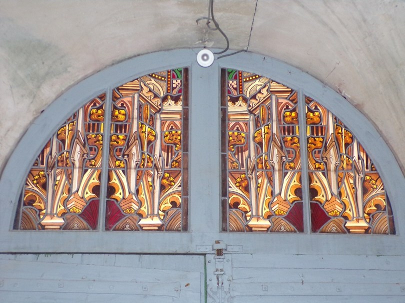 Angeac-Champagne - L'Eglise Saint-Vivien - Le vitrail au-dessus de la porte d'entrée (13 mai 2019)