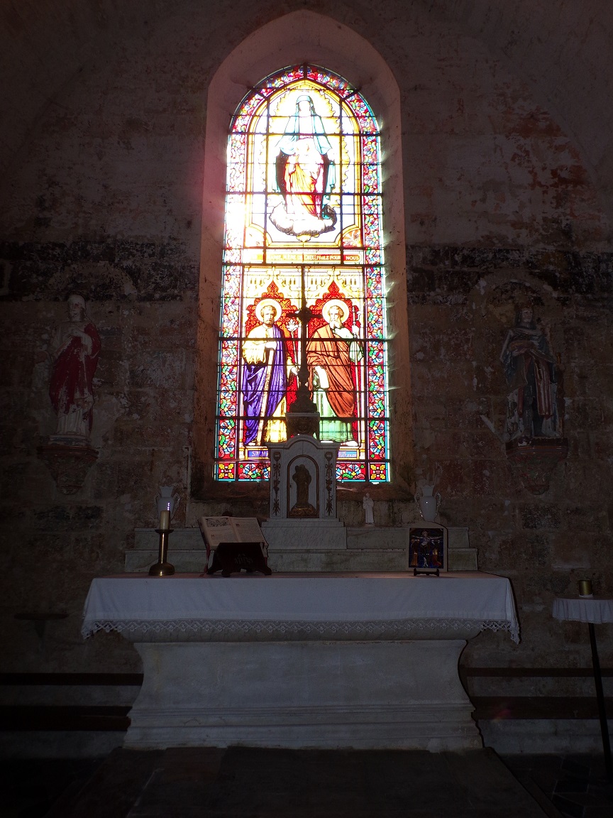 Ballans - L'église Saint-Jacques - L'autel (20 août 2018)