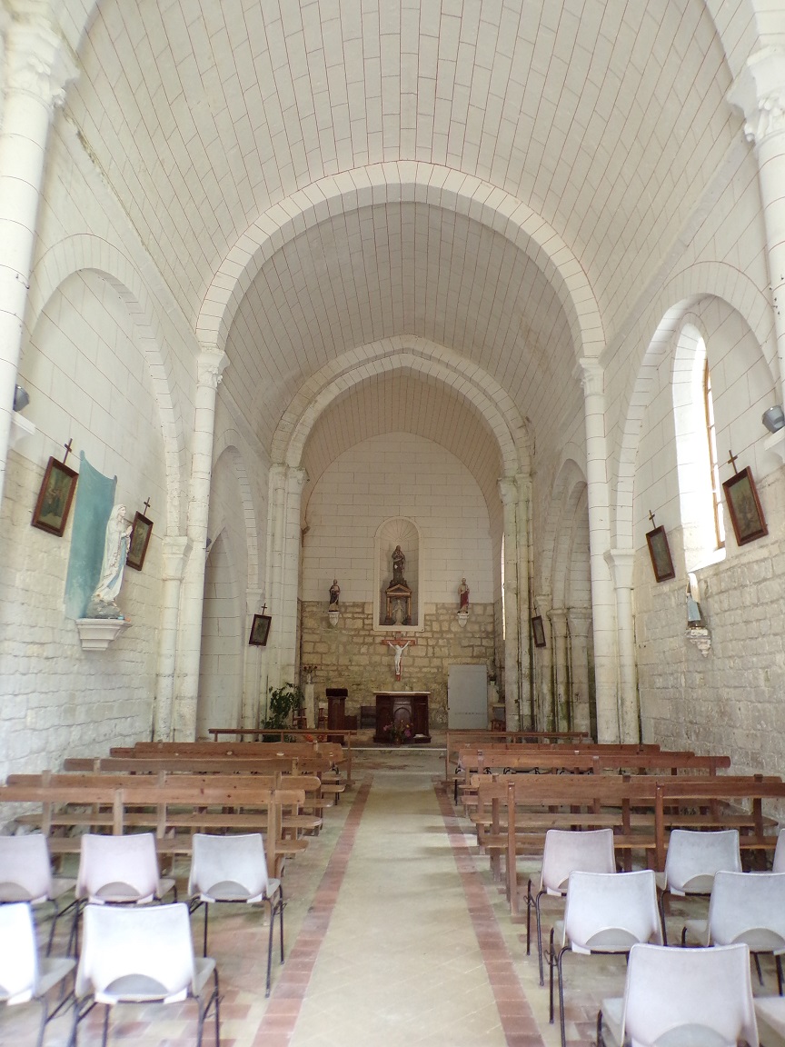 Bonneuil - L'église Saint-Pierre - Vue depuis la porte d'entrée (16 juillet 2020)