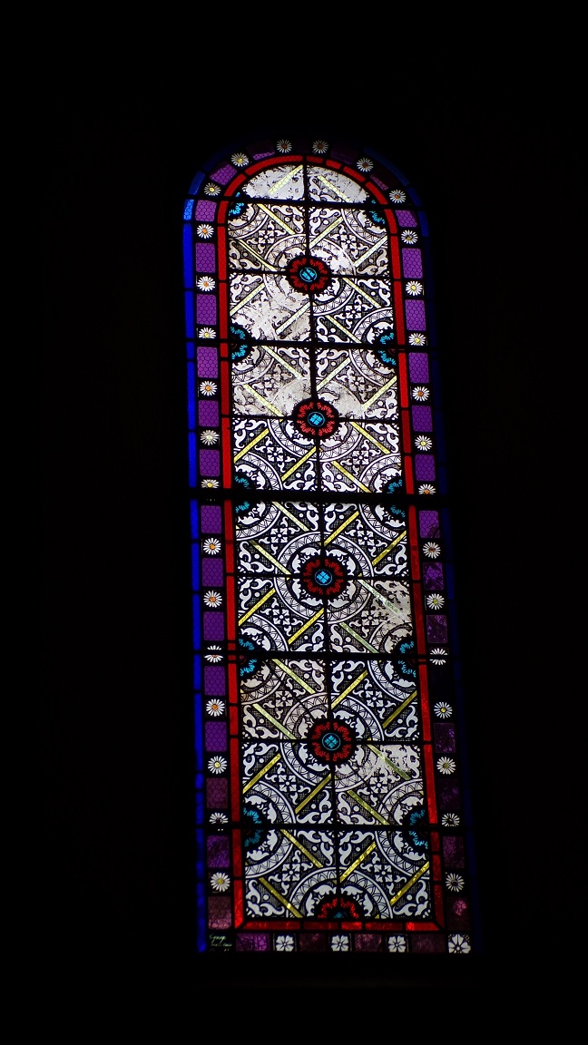 Boutiers - L'église Saint-Antoine - Un vitrail (23 avril 2018)