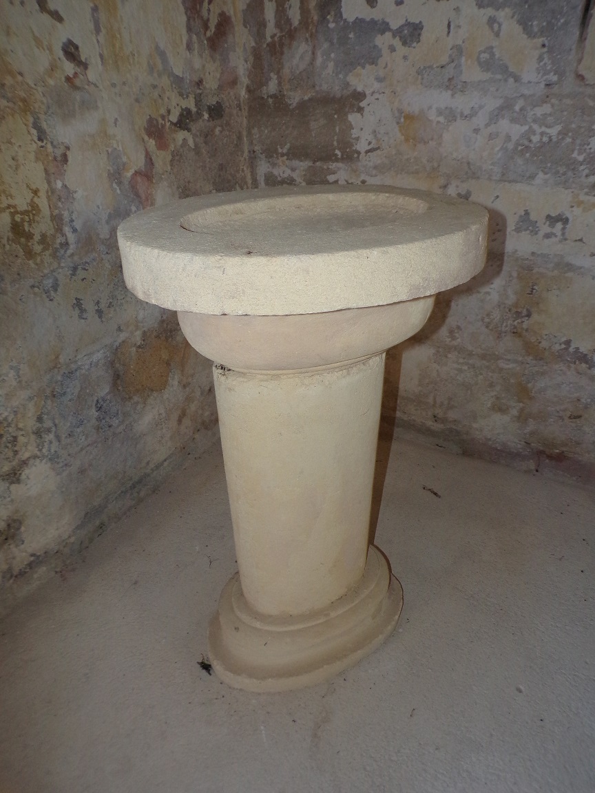 Brie sous Matha - L'église Saint-Pierre - Le bénitier (13 août 2018)