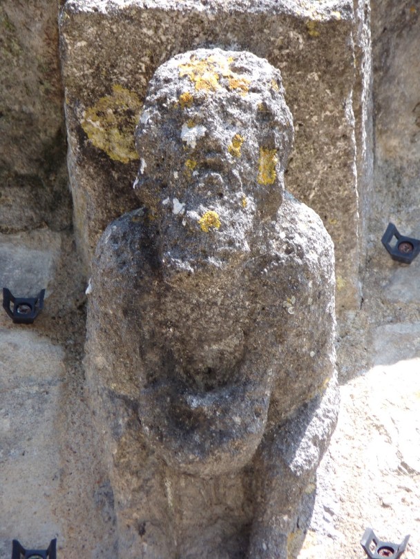 Brie-sous-Matha - L'église Saint-Pierre - Modillon figuratif (3 juillet 2019)