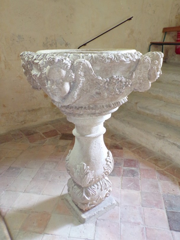 Brives sur Charente - L'église Saint-Etienne - Fonts Baptismaux (27 juin 2018)