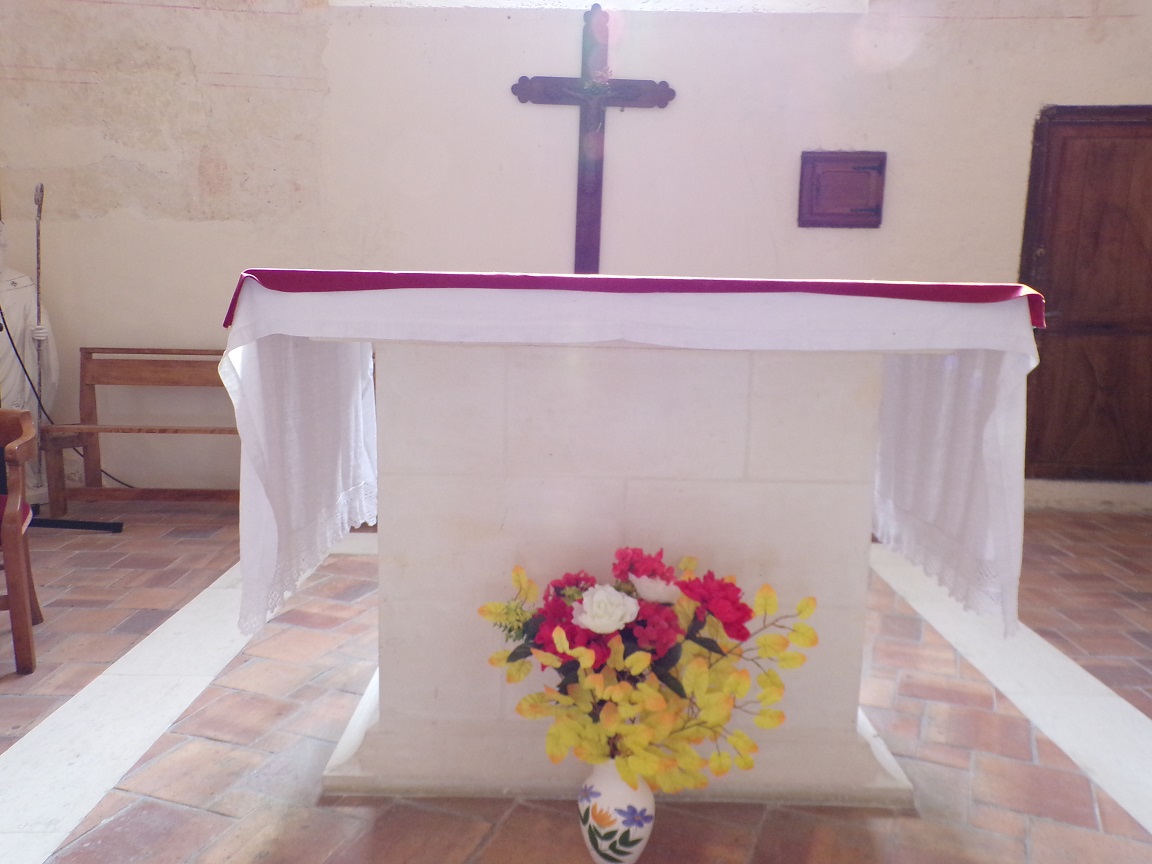 Chassors - L'église Saint-Romain - L'autel (15 septembre 2018)