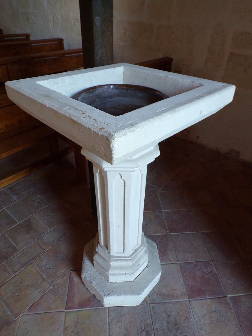 Chassors - L'église Saint-Romain - Le bénitier (15 septembre 2018)