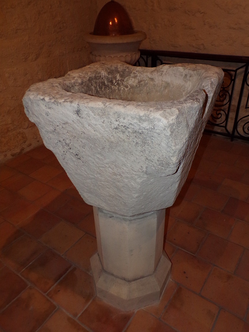 Châteaubernard - La chapelle Saint-Jean - Un bénitier ou Fonts baptismaux (24 septembre 2018)