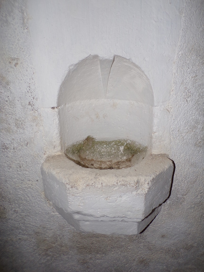 Coulonges - L'église Saint-Saturnin - Un bénitier (24 août 2019)