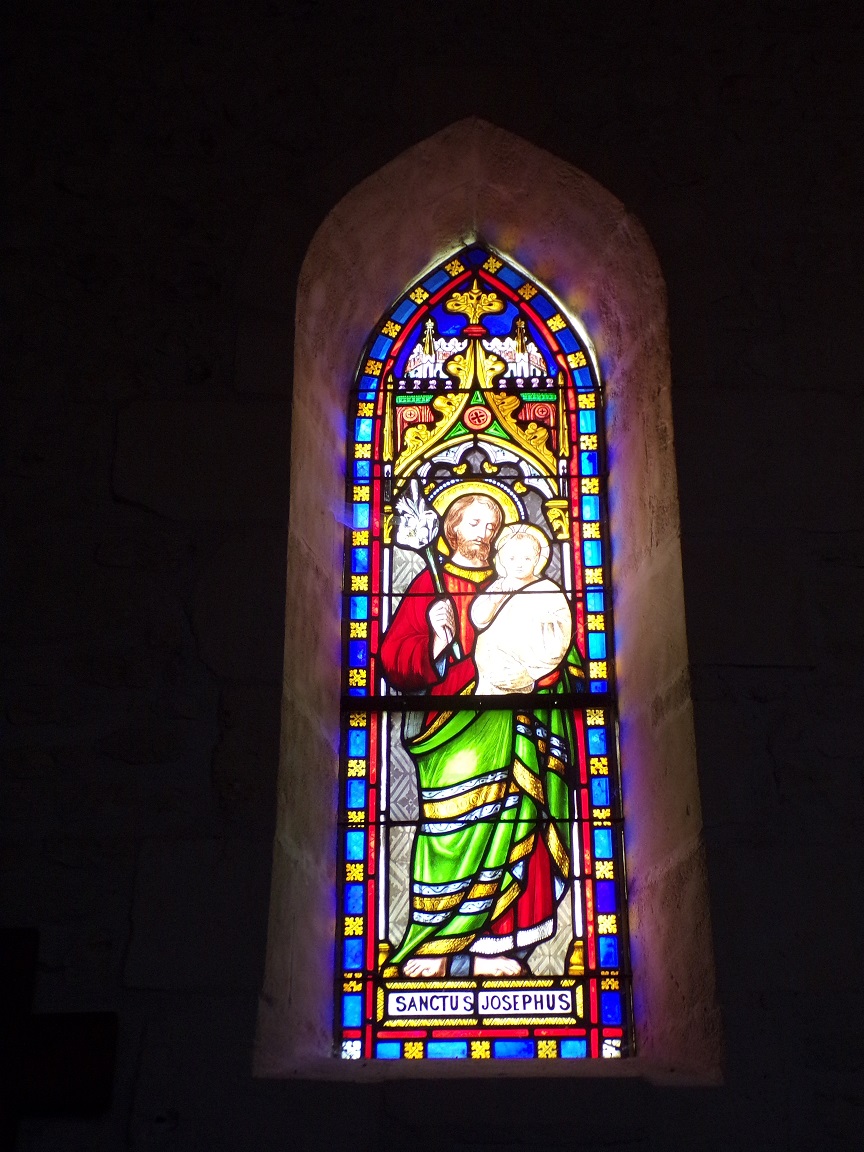 Coulonges - L'église Saint-Saturnin - Le vitrail 'Saint Joseph' (24 août 2019)