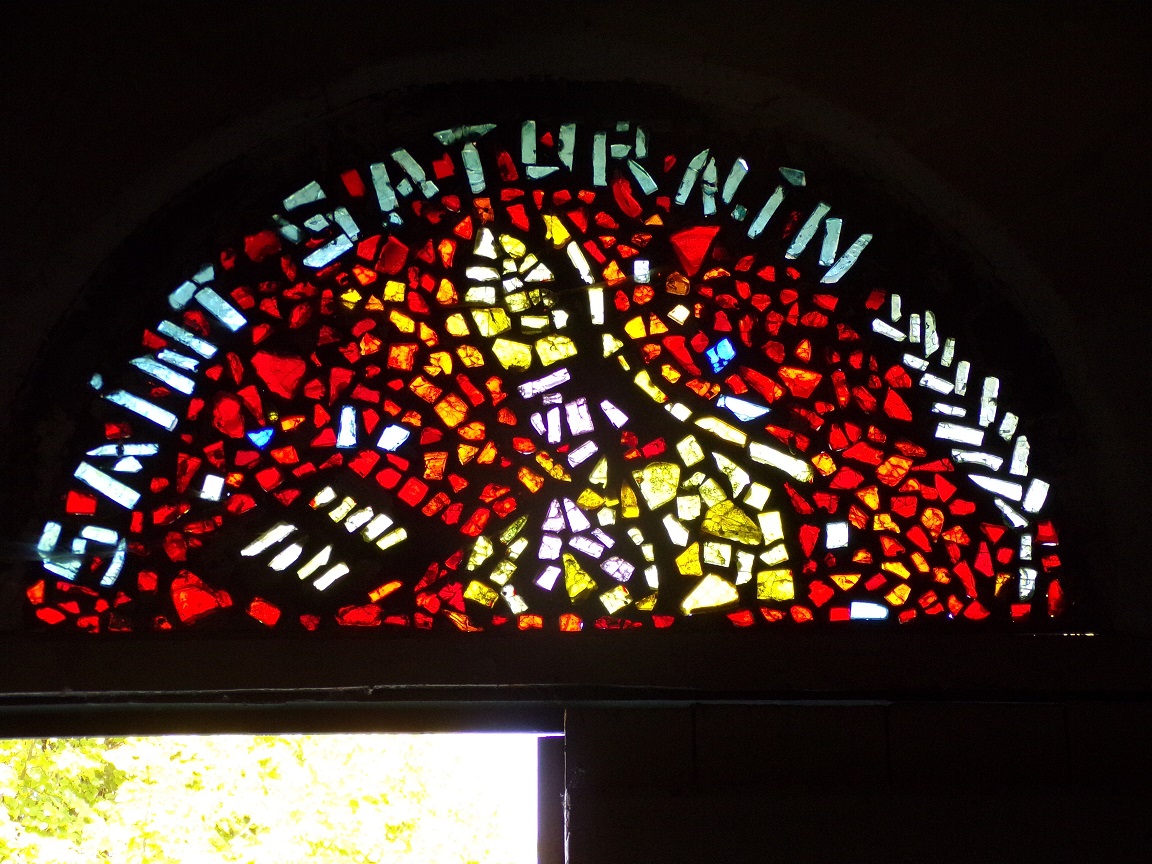 Coulonges - L'église Saint-Saturnin - Le vitrail 'Saint Saturnin' (24 août 2019)