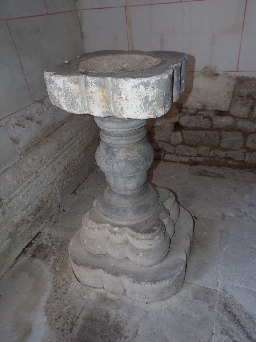 Courbillac - L'église d'Herpes - Fonts baptismaux ou bénitier (23 juillet 2018)