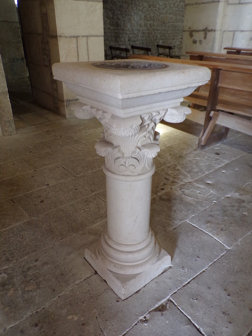 Dompierre-sur Charente - L'église Saint-Blaise - Le bénitier (8 juin 2018)