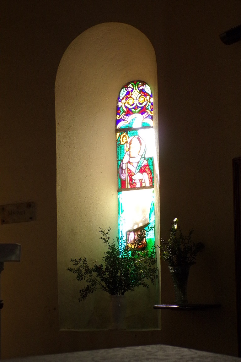 Burie - L'église Saint-Léger - Un vitrail (13 avril 2017)