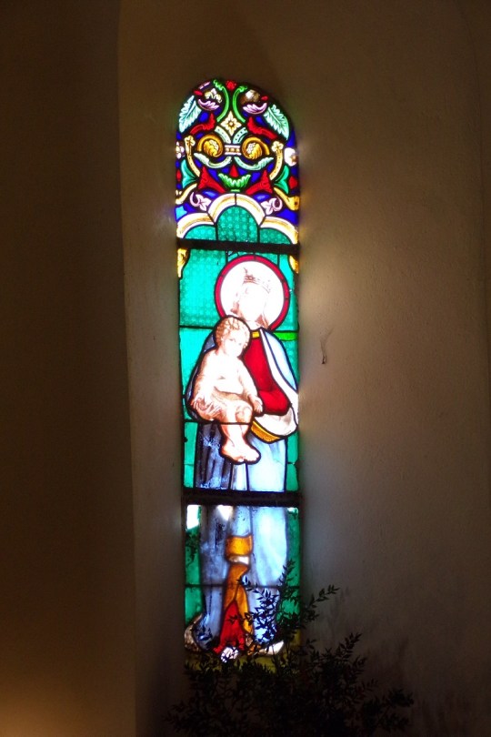 Burie - L'église Saint-Léger - Un vitrail (13 avril 2017)