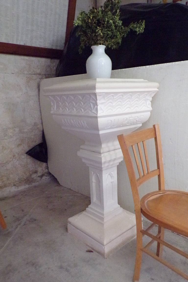 Foussignac - L'église Saint-Cybard-et-Saint-Laurent - Le bénitier ou fonts baptismaux (15 juin 2017)