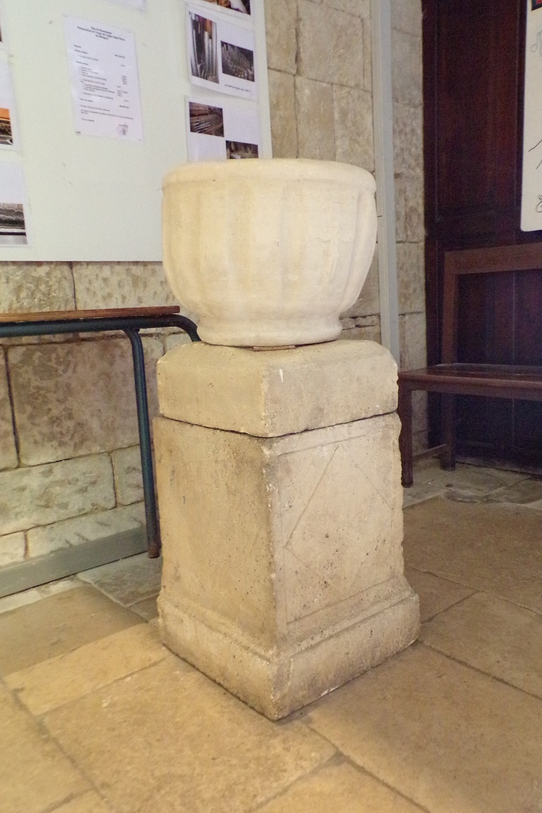 Mérignac - L'église Saint-Pierre - Un bénitier ou fonts baptismaux (10 juin 2017)