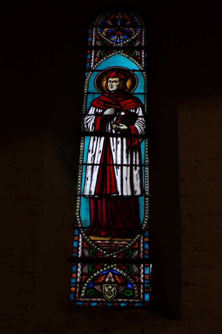 Sonnac - L'église Saint-Etienne - Le vitrail 'Saint Yves' (2 janvier 2018)