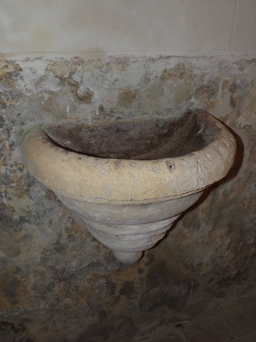 Ambleville - L'église Saint-Pierre - Le bénitier (21 septembre 2019)