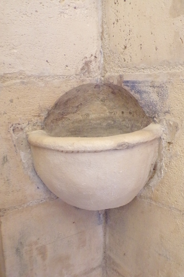 Gensac-la-Pallue - L'église Saint-Martin - Un bénitier (26 octobre 2017)