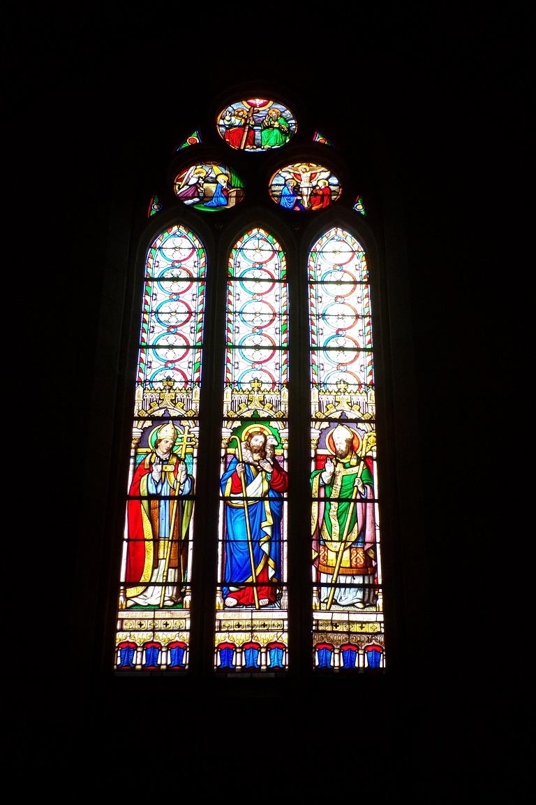 Gensac-la-Pallue – L’église Saint-Martin – Le vitrail 'Martin, Jésus, Hilaire' (8 août 2017)