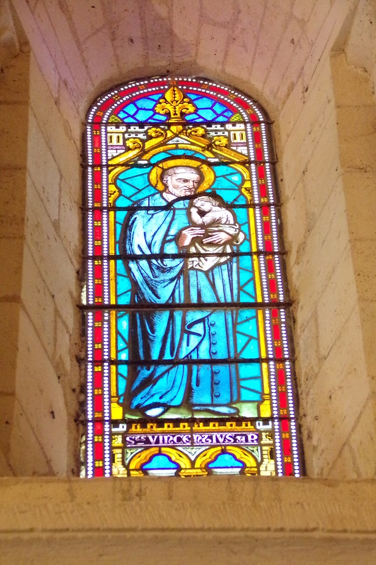 Gensac-la-Pallue – L’église Saint-Martin – Le vitrail ‘Saint Vincent de Paul’ (8 août 2017)