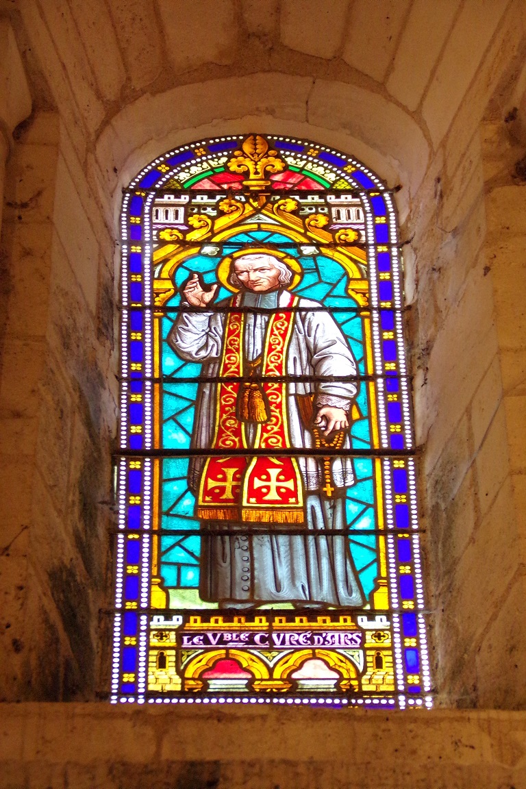 Gensac-la-Pallue – L’église Saint-Martin – Le vitrail ‘Le Vble curé d'Ars’ (8 août 2017)