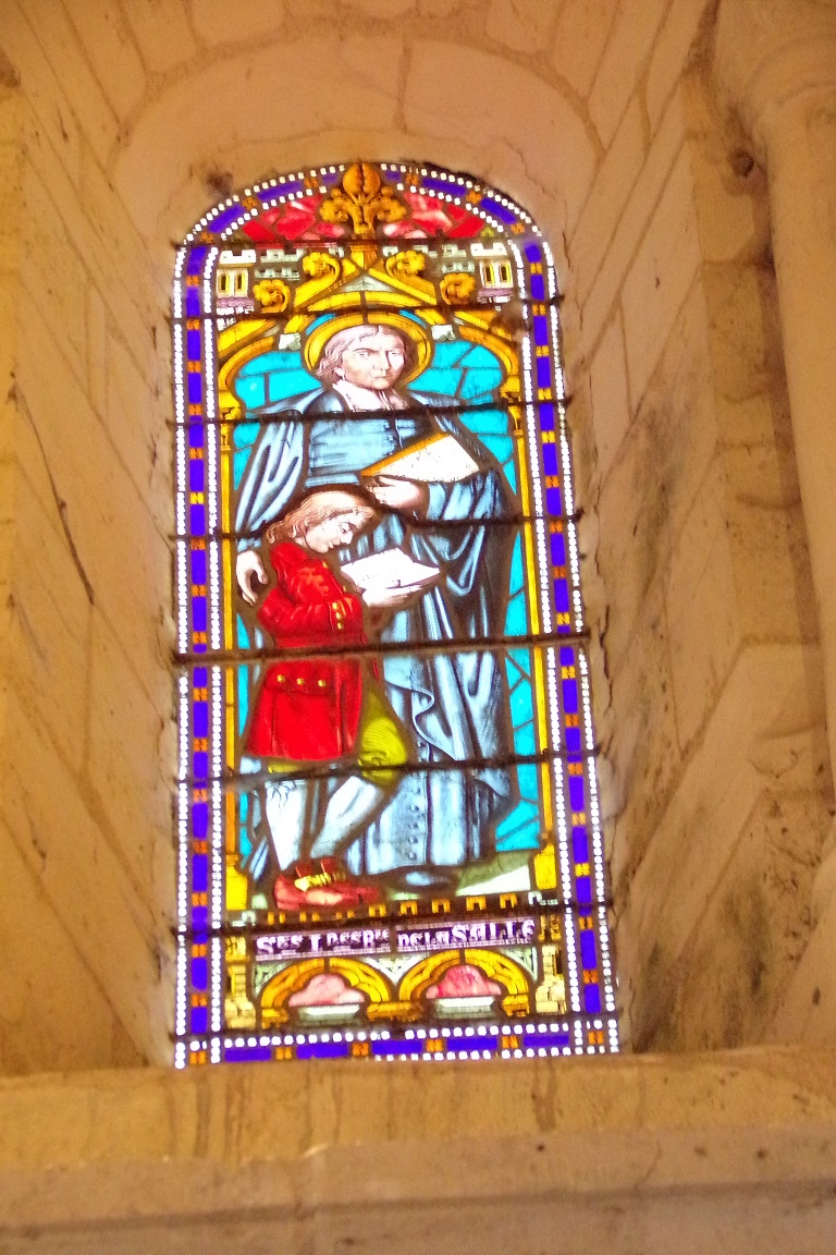 Gensac-la-Pallue – L’église Saint-Martin – Le vitrail ‘Saint Jean Baptiste de la Salle’ (8 août 2017)