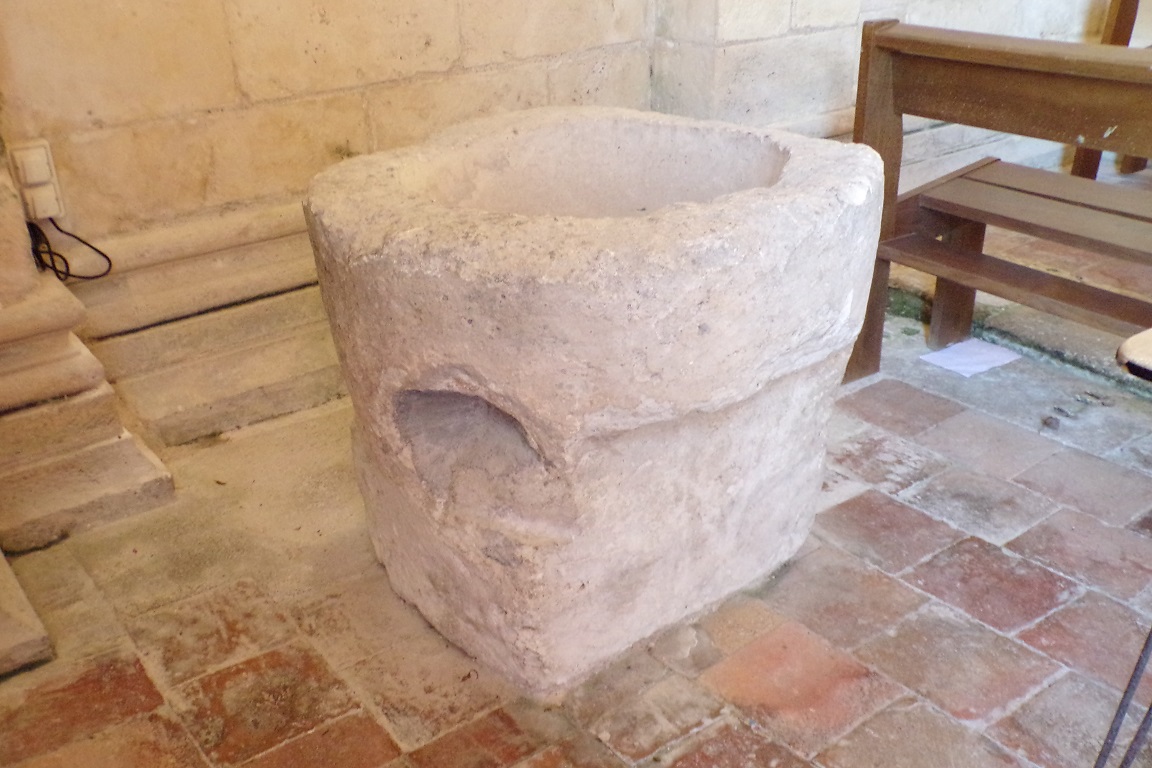 Gensac-la-Pallue - L'église Saint-Martin - Fonts baptismaux (8 août 2017)