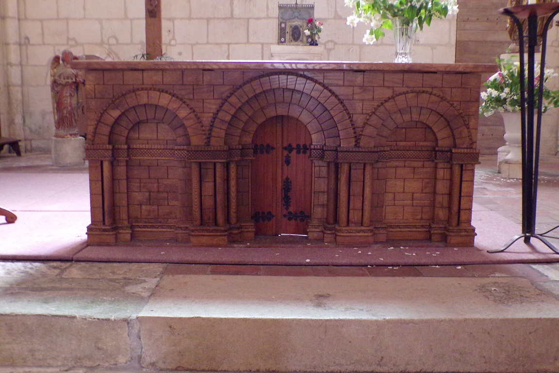 Gensac-la-Pallue – L’église Saint-Martin – L'autel (8 août 2017)