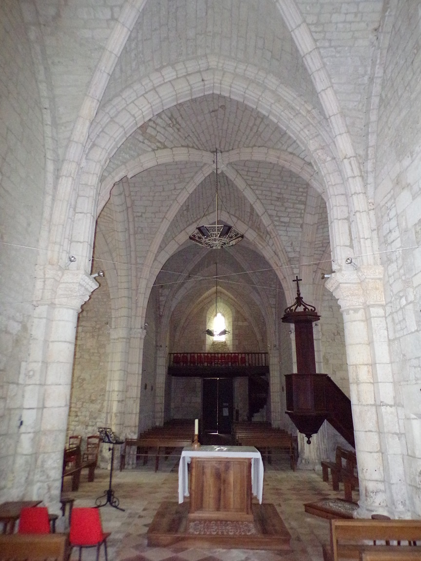 Germignac - L'église Saint-Pierre - Vue de l'autel (17 juillet 2018)