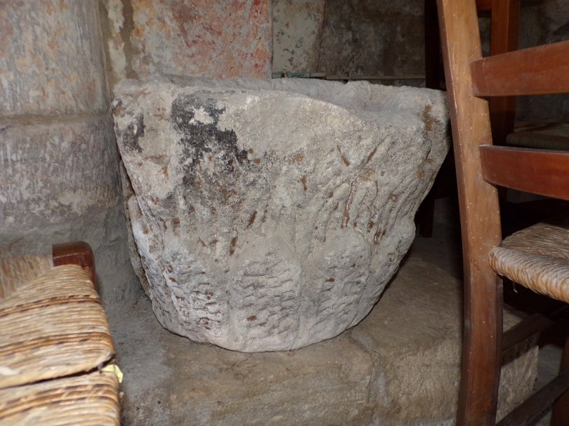 Houlette - L'église Saint Martin - Un bénitier (19 juillet 2020)