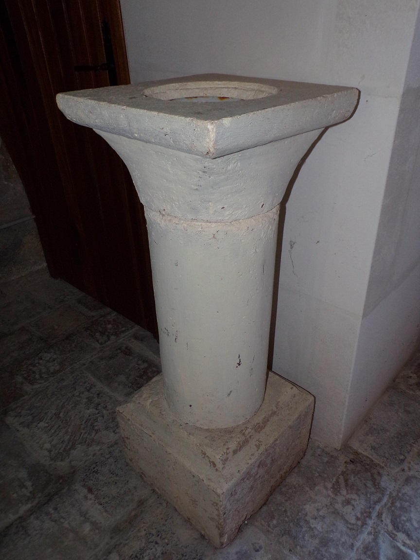 Houlette - L'église Saint Martin - Un bénitier (19 juillet 2020)