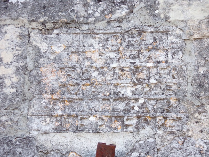 Houlette - L'église Saint Martin - Inscription au-dessus de la porte d'entrée (20 août 2018)