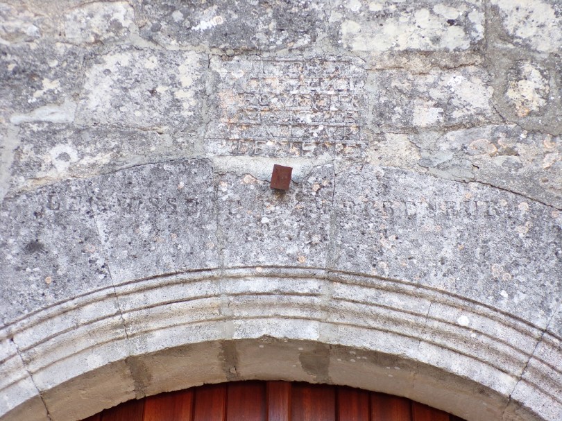 Houlette - L'église Saint Martin - Inscription au-dessus de la porte d'entrée (20 août 2018)