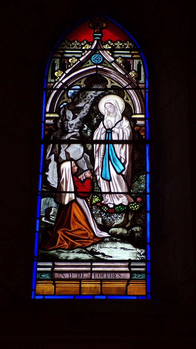 Nercillac - L'église Saint-Germain - Le vitrail 'Notre Dame de Lourdes' (10 avril 2018)