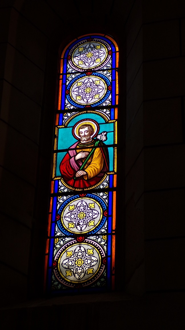 Réparsac - L'église Saint-Pierre - Un vitrail (10 avril 2018)