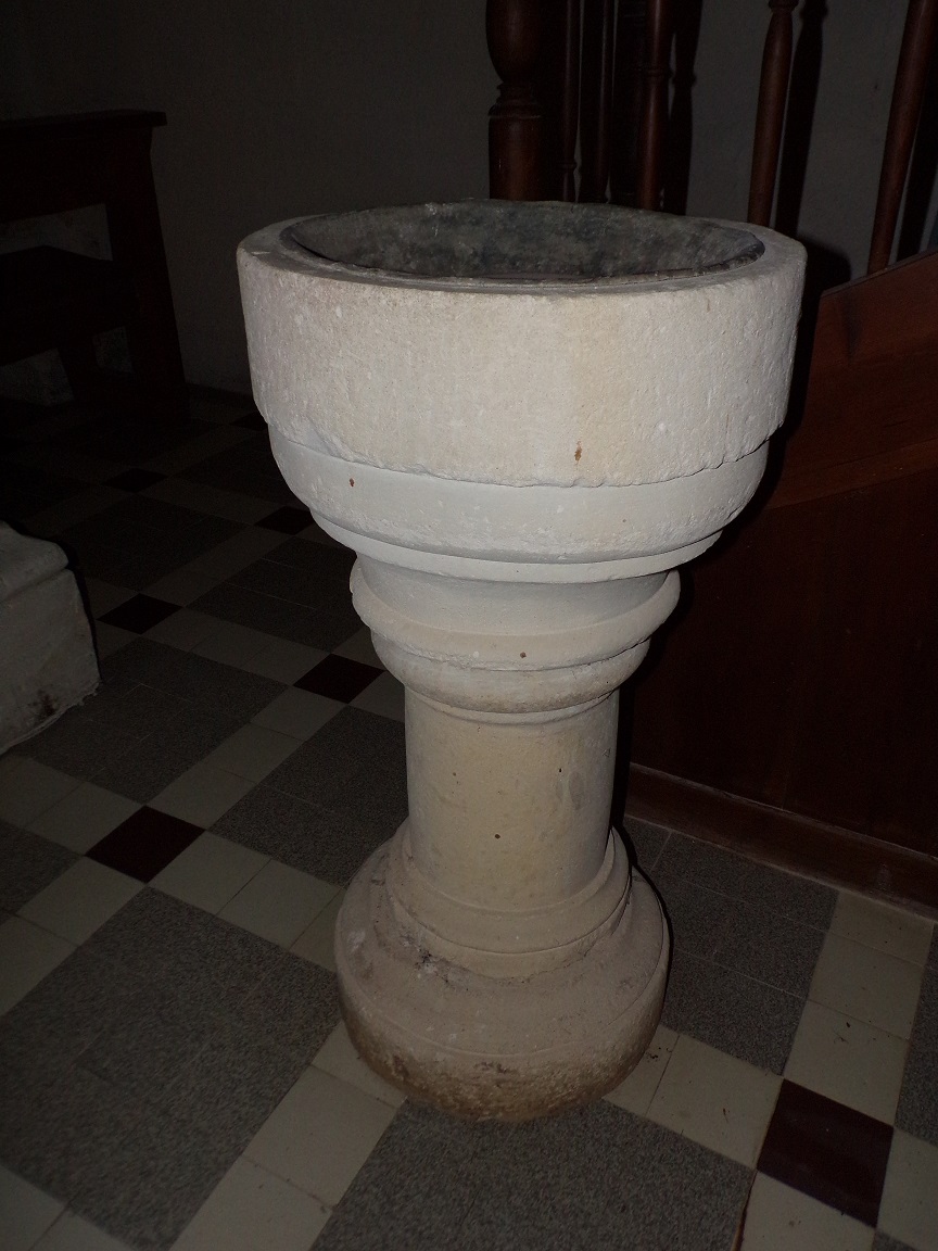 Louzac - L'église Saint-Martin - Fonts baptismaux (6 juin 2018)
