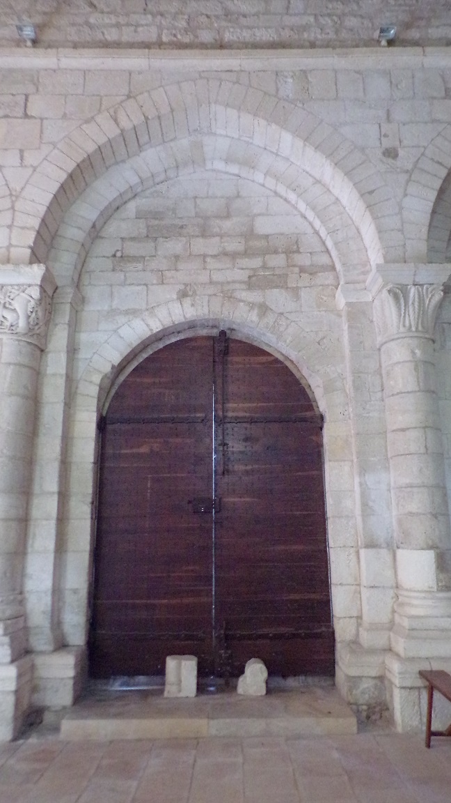 Macqueville - L'église Saint-Etienne - La porte d'entrée vue de l'intérieur (27 avril 2018)