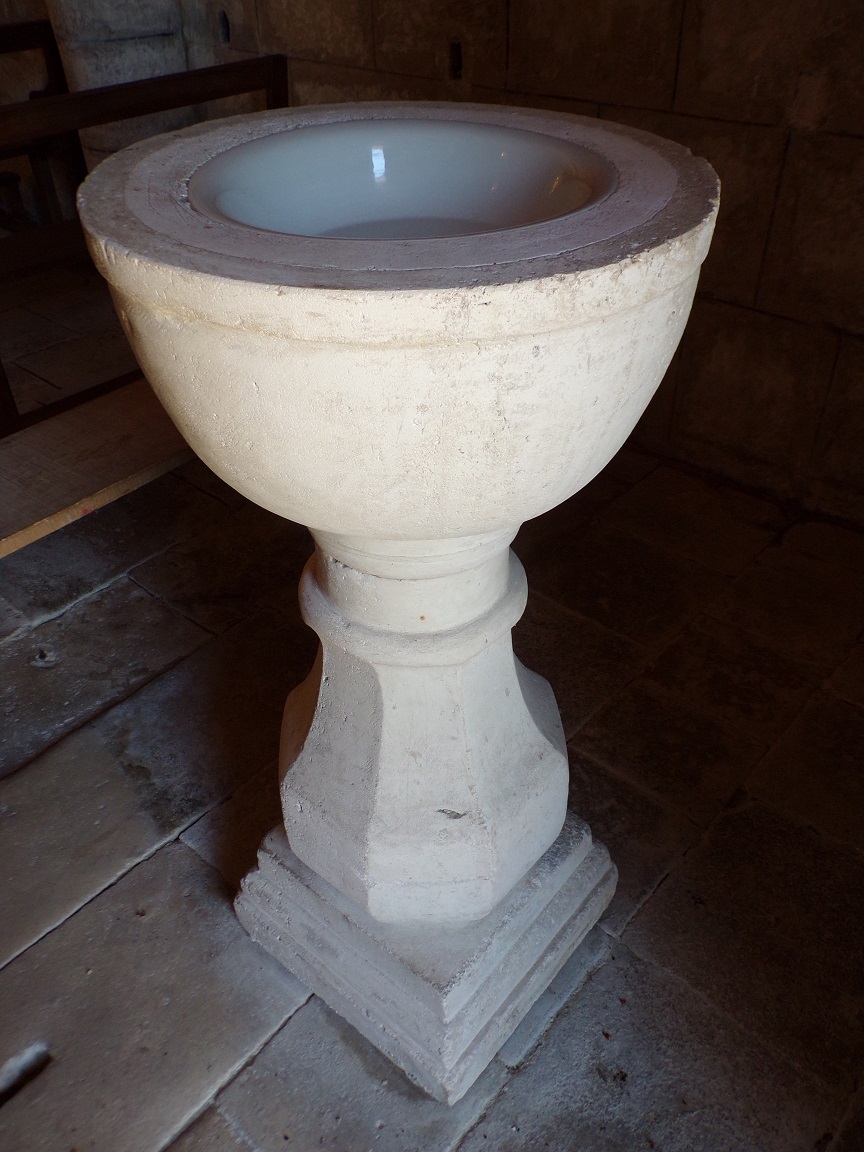 Mareuil - L'église Notre-Dame - Le bénitier ou fonts baptismaux (21 août 2018)