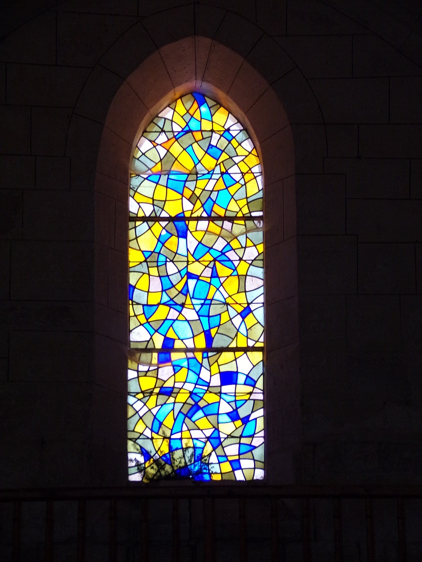 Mareuil - L'église Notre-Dame - Le vitrail à l'entrée (21 août 2018)
